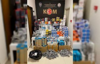 Polis binlerce adet gümrük kaçağı cep telefonu...
