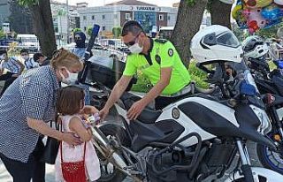 Polis ekipleri çocukların sevgisine duyarsız kalmıyor