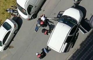 Polis yere dökülen uyuşturucuyu süpürge ve kürek...