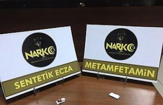 Polisi görüp uyuşturucuyu yere atan şüpheli yakalanmaktan...