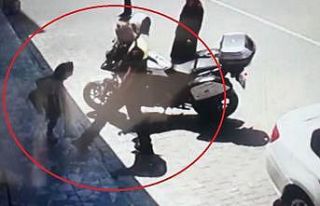 Polisin ayağına basan kız çocuğunun ilginç görüntüsü...