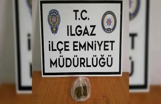 Polisin şüphelendiği şahsın üzerinden uyuşturucu...