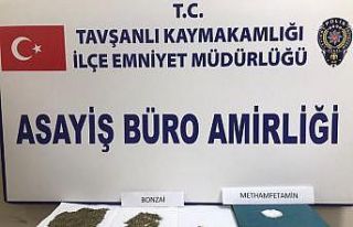 Polisten kaçarken araçtan uyuşturucu attılar