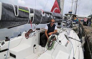 Rekor denemesi için yelkeniyle hiç durmadan dört...