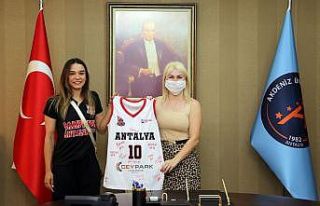 Rektör Özkan şampiyon kadın basketbolcuları ağırladı