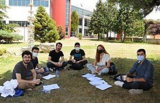 Rektörden öğrencilere çay ikramı