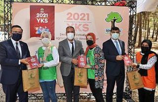 Rıdvan Fadıloğlu, öğrencilere YKS kitapçığı...