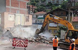 Riskli alan ilan edilen mahallede kepçenin dokunduğu...