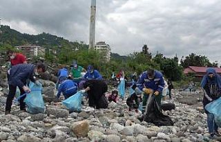 Rizeliler Dünya Çevre Günü kapsamında sahili...