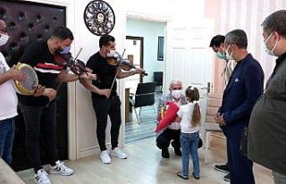 Roman müzisyenler Başkan Gültak’ı ziyaret etti