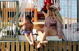 Saçları bozulmasın diye denize girmedi