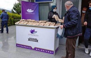 Safranbolu’da cuma namazı sonrası simit ikramı...