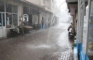 Sağanak yağış Kula’da sokakları göle çevirdi