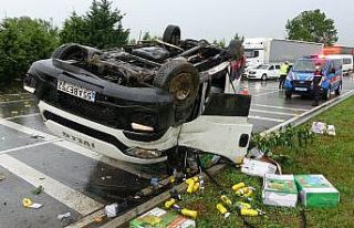 Sağanak yağıştan kayan minibüs takla attı: 2...