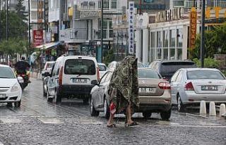 Sağanak yağmura sahilde yakalanıp kaçacak yer...