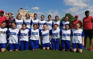 Salihli’de kızlardan futbola büyük ilgi