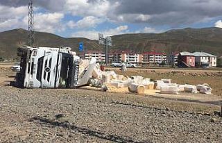 Saman yüklü tır devrildi: 2 yaralı