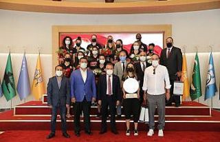 Şampiyon basketbolcular büyükşehirde