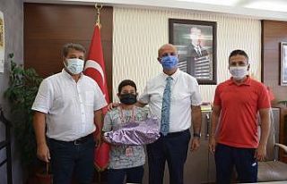Şampiyon güreşçi ödüllendirildi