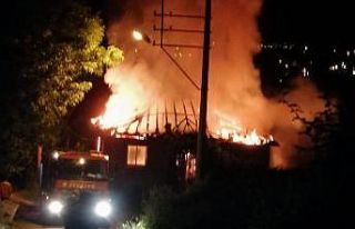 Samsun’da 2 katlı ev kül oldu