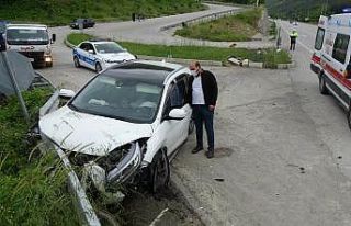 Samsun’da otomobil bariyere çarptı: 2 yaralı