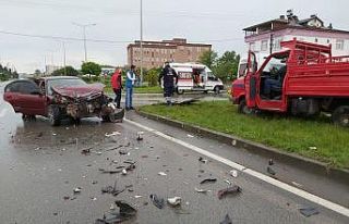 Samsun’da otomobil kamyonete çarptı: 4 yaralı