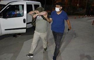 Samsun’da şehitlikteki bayrağı çalan 2 kişi...