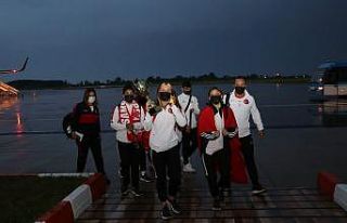 Samsun’un dünya şampiyonları çiçekle karşılandı