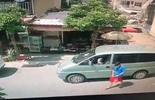 Saniyeler içinde araçtan cep telefonunu çaldı