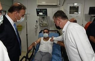 Şanlıurfa Valisi Erin yaralı polisleri ziyaret...