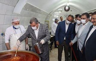 Şanlıurfa’da belediye başkanları aşevinde elleriyle...