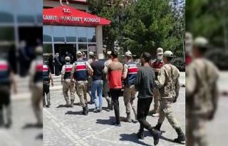 Sarıkamış’ta hırsızlar son işlerinde jandarmaya...