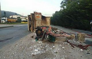 Sarıyer’de moloz yüklü kamyonet devrildi: 2 yaralı
