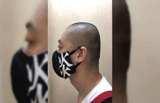 Sattığı yemekten saç çıkan Japon kendini cezalandırdı