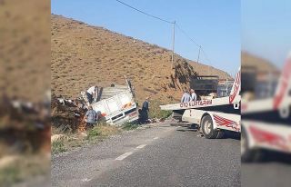 Sebze yüklü kamyonet yoldan çıktı: 2 yaralı