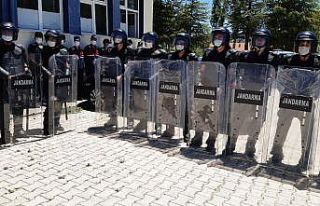 Seçim yapılan beldede jandarma robocop ile güvenlik...