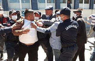 Seçim yapılan beldede oy kullanılan okulda kavga...