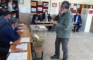 Seçim yapılan Güney beldesinde oy sayma işlemi...