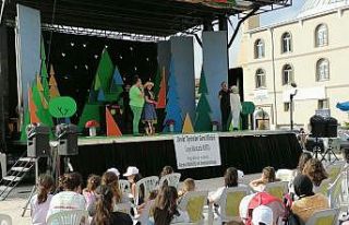 Şefaatlili çocukların ayaklarına tiyatro gitti