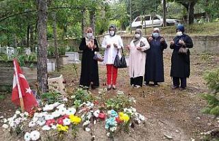 Şehit annesini ve şehit mezarını ziyaret edip...