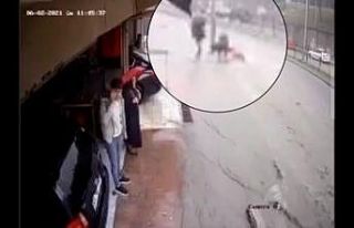 Sel sularına kapılan adamı gençler kurtardı:...