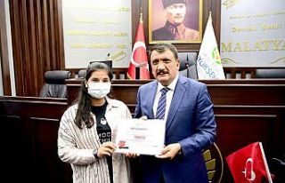 Selahattin Gürkan, dereceye giren öğrencilere ödüllerini...