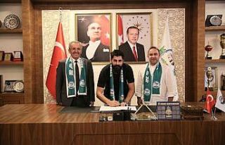 Serik Belediyespor 2 oyuncusuyla 1 yıl daha anlaştı