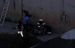 Serinlemek için girdiği derede mahsur kaldı