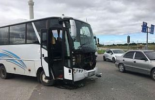 Servis midibüsleri çarpıştı: 1 yaralı