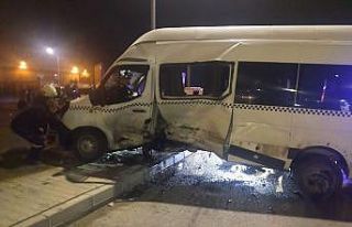 Servis minibüsü ile otomobil kavşakta çarpıştı