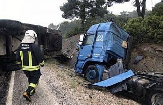 Seydikemer’de TIR ve kamyon kazası