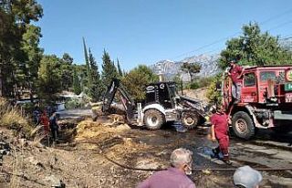 Seyir halindeki kamyonda bulunan balyalar yandı