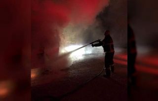 Seyir halindeki kamyonet yandı