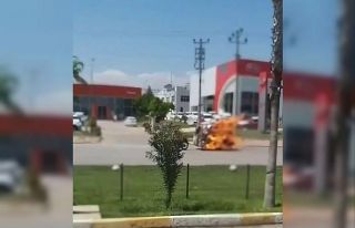 Seyir halindeki motosikletin römorku alev alev yandı